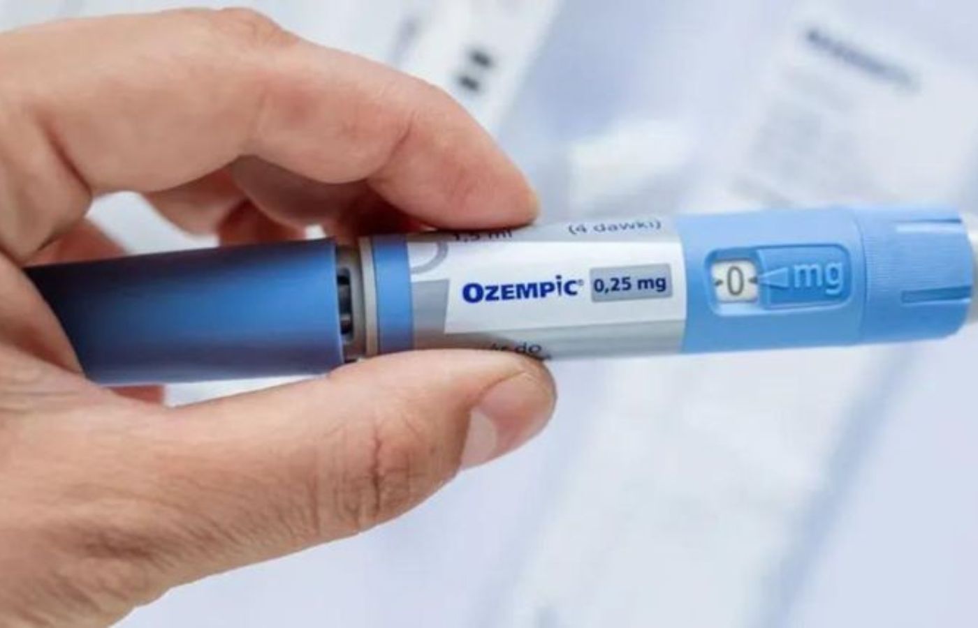 Uma mão segura um frasco de Ozempic 0,25 mg